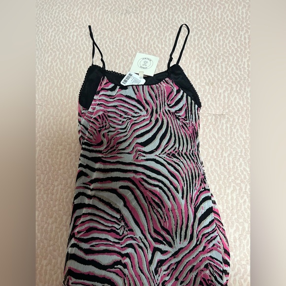 NWT Urban Renewal fitted slip dress with full lining. Pink/Rose Size M - Picture 3 of 4